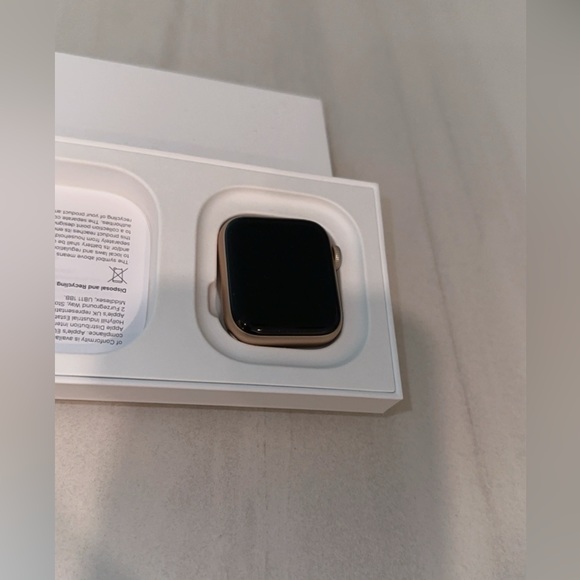 Apple Watch Series 6 40mm (Used) still in excellent condition - Picture 4 of 5